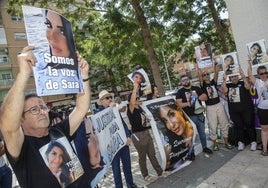 Familiares y amigos de Sara Gómez, durante una protesta en los juzgados de Cartagena donde se instruyen las denuncias contra los sanitarios que atendieron a la paciente.