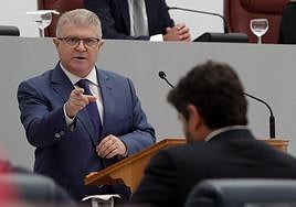 El secretario general del Partido Socialista en la Región, José Vélez, durante la sesión de investidura fallida de López Miras.