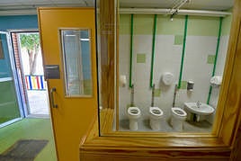 Aula de 2 años del colegio Juan XXIII (Murcia), con el aseo adaptado y visible para la docente.