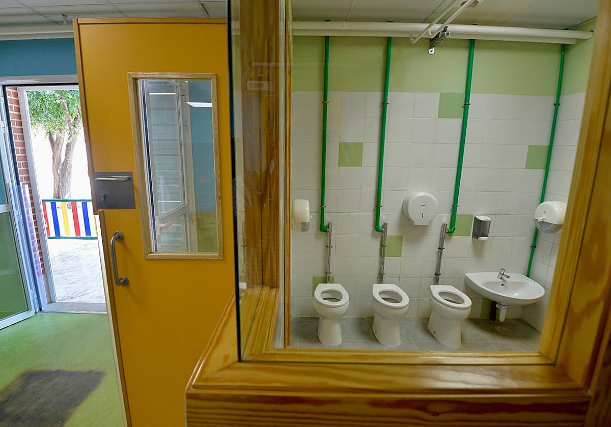 Aula de 2 años del colegio Juan XXIII (Murcia), con el aseo adaptado y visible para la docente.