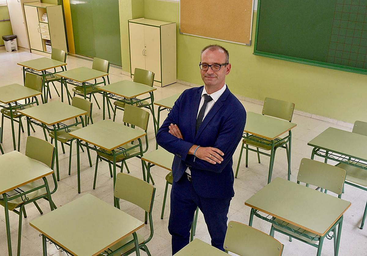 El consejero de Educación, Víctor Marín, en una de las aulas del colegio Narciso Yepes de Murcia.