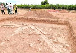 Restos de la canalizaciones hidráulicas y del andén de paseo descubiertos en el centro del llamado Huerto Hondo de Monteagudo.