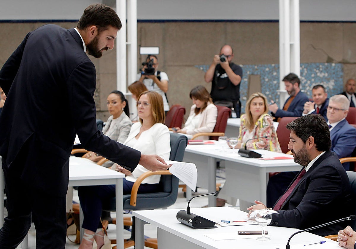 José Ángel Antelo, junto a Fernando López Miras, en julio en la Asamblea Regional.