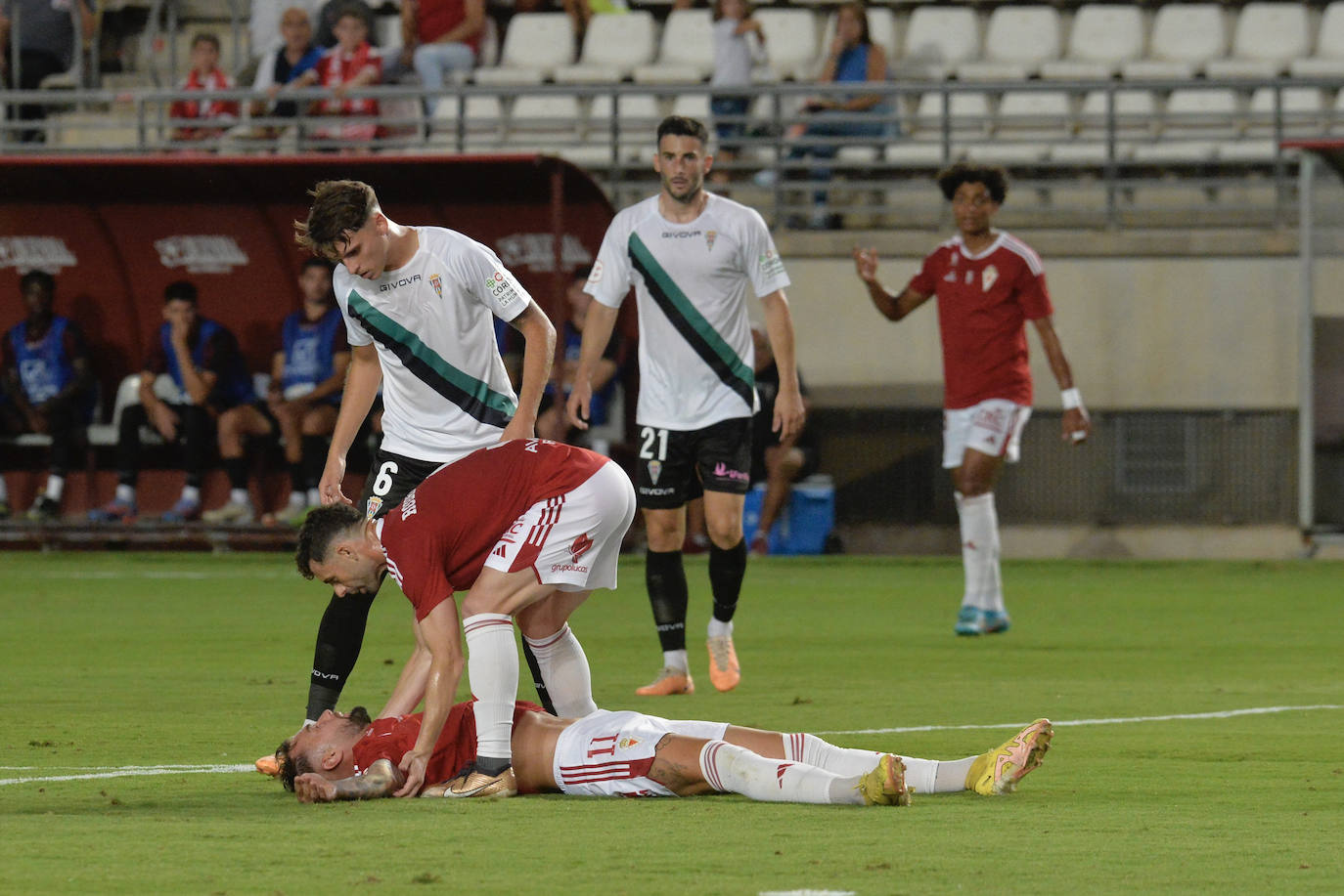 La derrota del Real Murcia frente al Córdoba, en imágenes