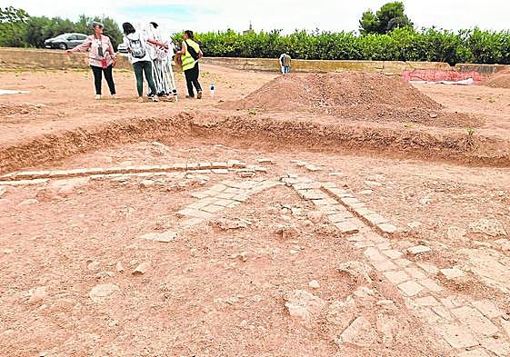 Restos hallados en la alberca de Larache, que han desatado la controversia interpretativa.