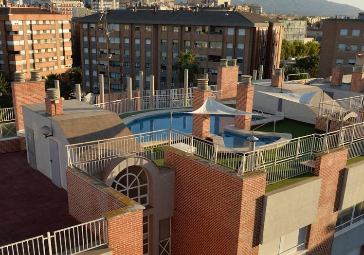 Una de las piscinas en altura ubicadas en la zona norte de la ciudad de Murcia.