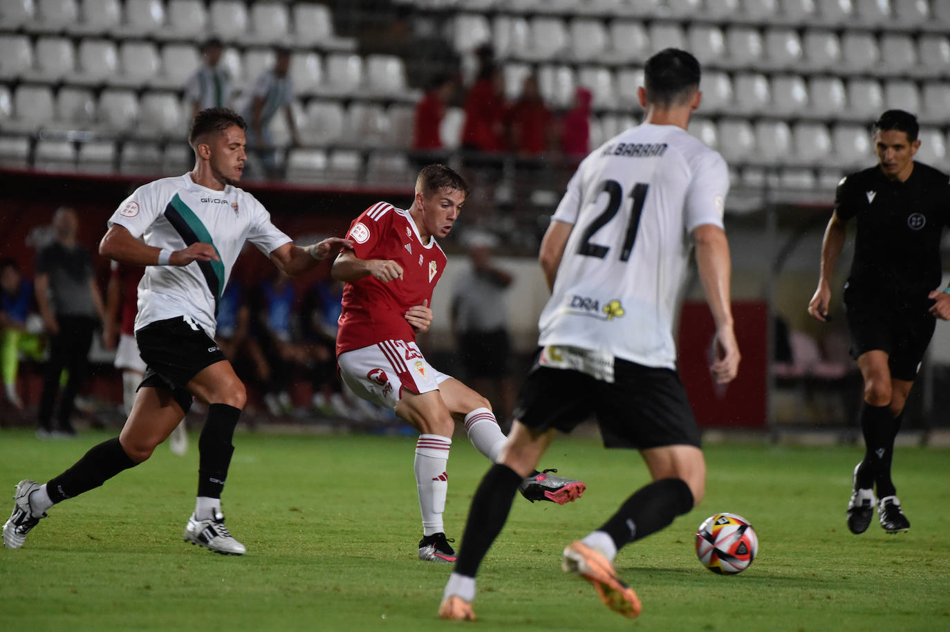 La derrota del Real Murcia frente al Córdoba, en imágenes