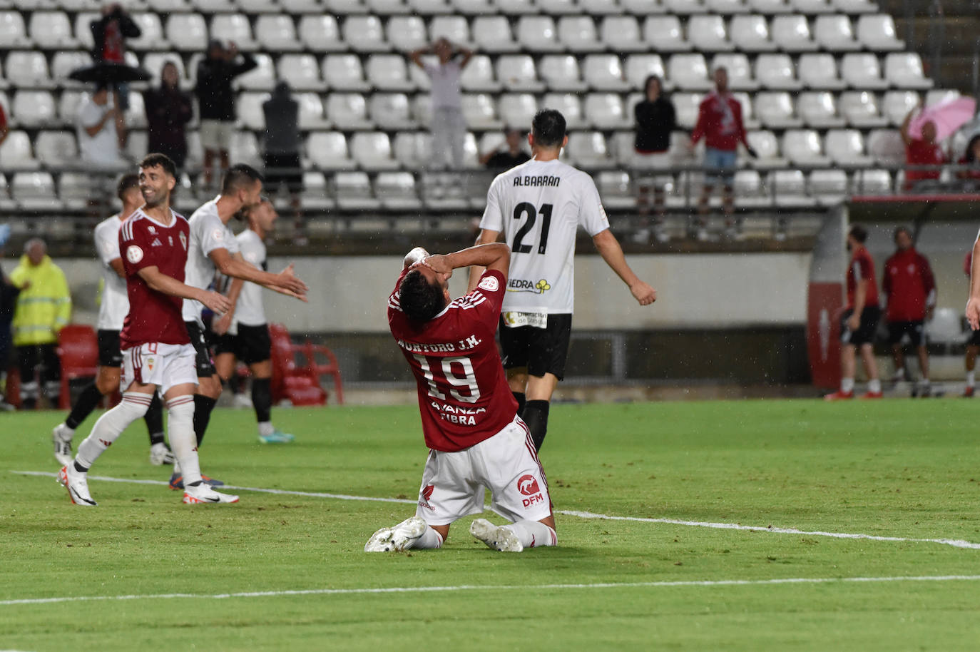 La derrota del Real Murcia frente al Córdoba, en imágenes