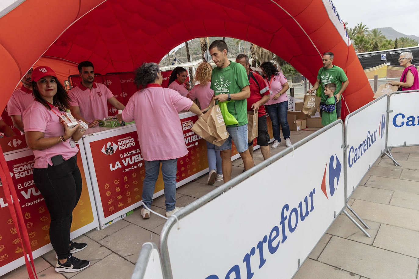 La salida de la novena etapa de la Vuelta en Cartagena, en imágenes