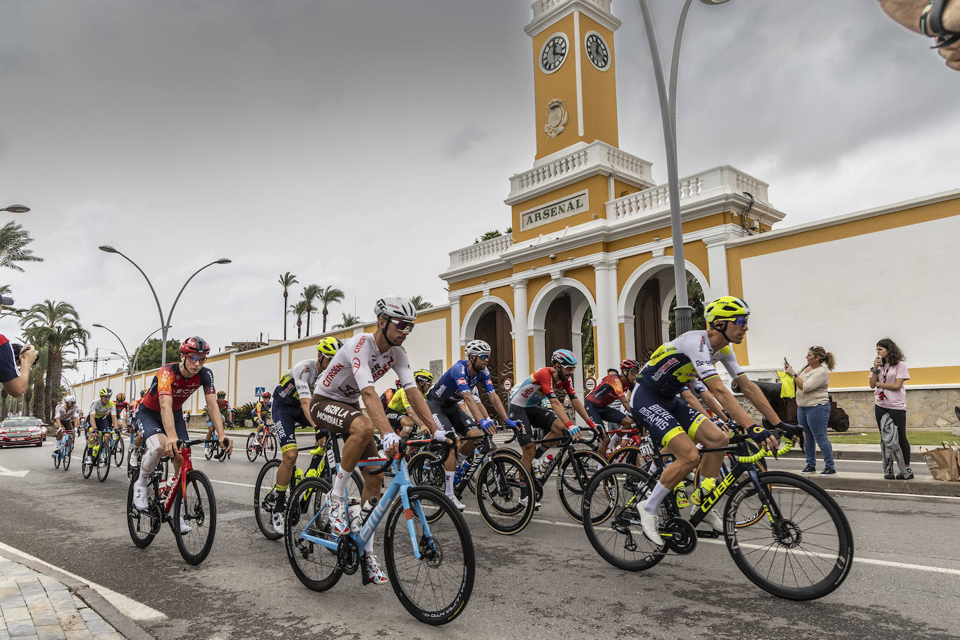 La salida de la novena etapa de la Vuelta en Cartagena, en imágenes