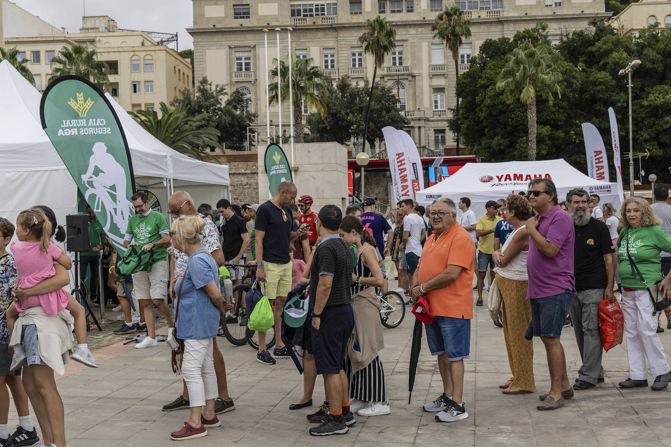 La salida de la novena etapa de la Vuelta en Cartagena, en imágenes