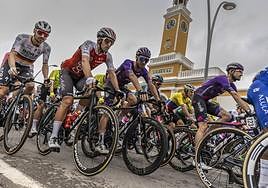 El pelotón de La Vueta a su paso por Cartagena.