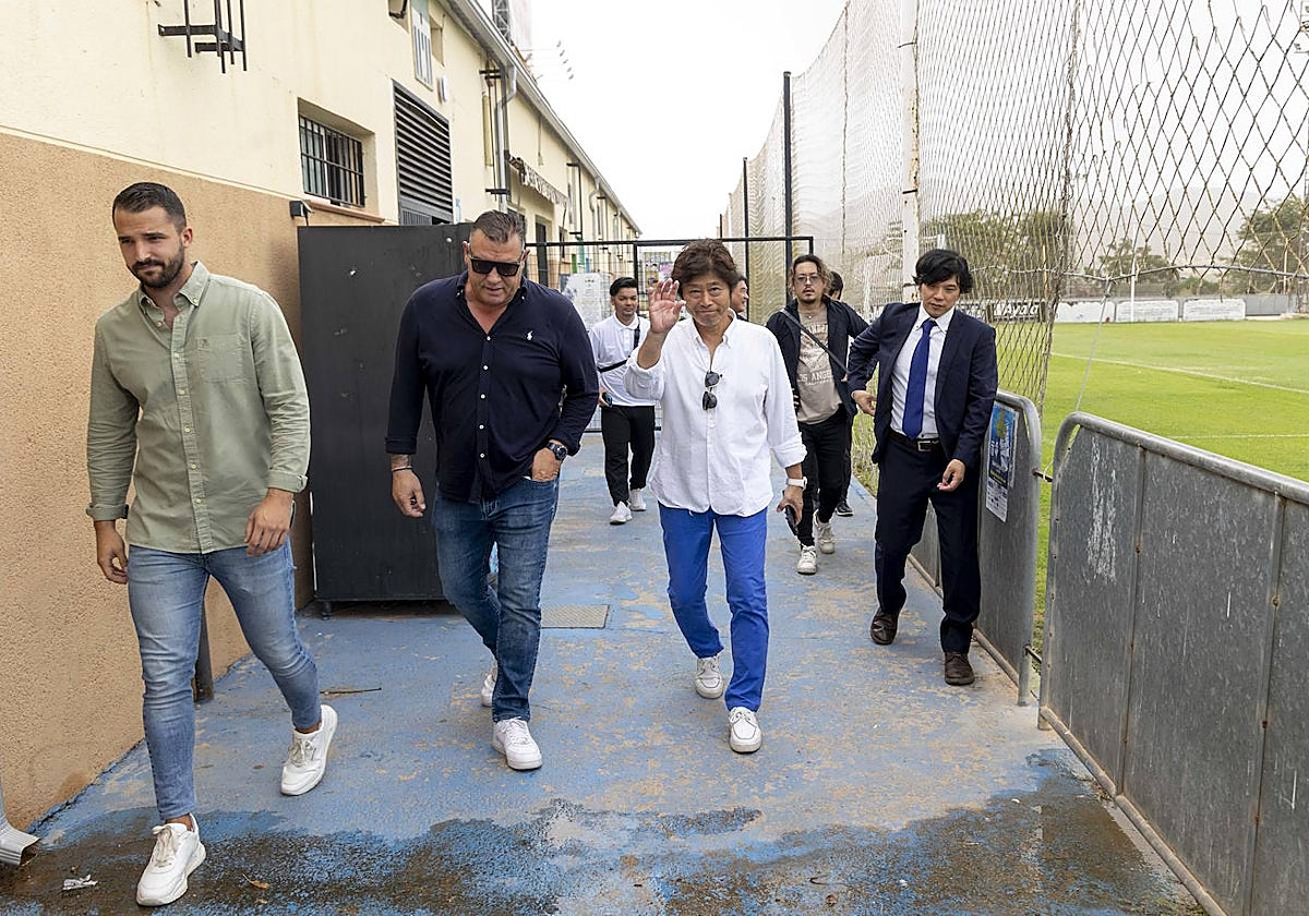 El director deportivo Omar Nicolás, el director general Daniel Núñez y el presidente Hishikawa, con el resto de sus colaboradores, este lunes en la Gómez Meseguer.