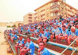 Las gradas de El Rubial llenas de aficionados locales con la camiseta del Águilas.