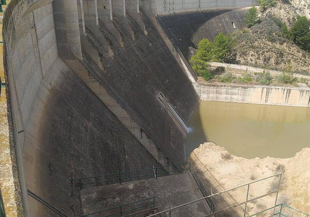 Presa del pantano de Pliego, que ha empezado a soltar agua.