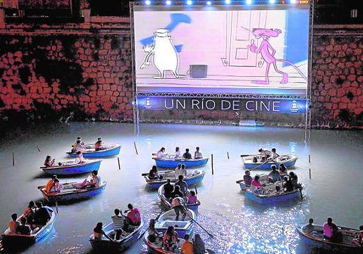Proyección de una película en el río Segura, en una imagen de archivo.