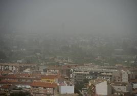 Vista de Murcia, afectada por la masa de aire sahariano, desde Los Garres.