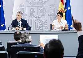 El ministro del Interior en funciones, Fernando Grande-Marlaska, y la ministra Portavoz y de Política Territorial en funciones, Isabel Rodríguez, anuncian este martes el envío de fondos.