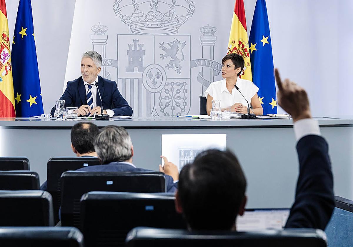 El ministro del Interior en funciones, Fernando Grande-Marlaska, y la ministra Portavoz y de Política Territorial en funciones, Isabel Rodríguez, anuncian este martes el envío de fondos.