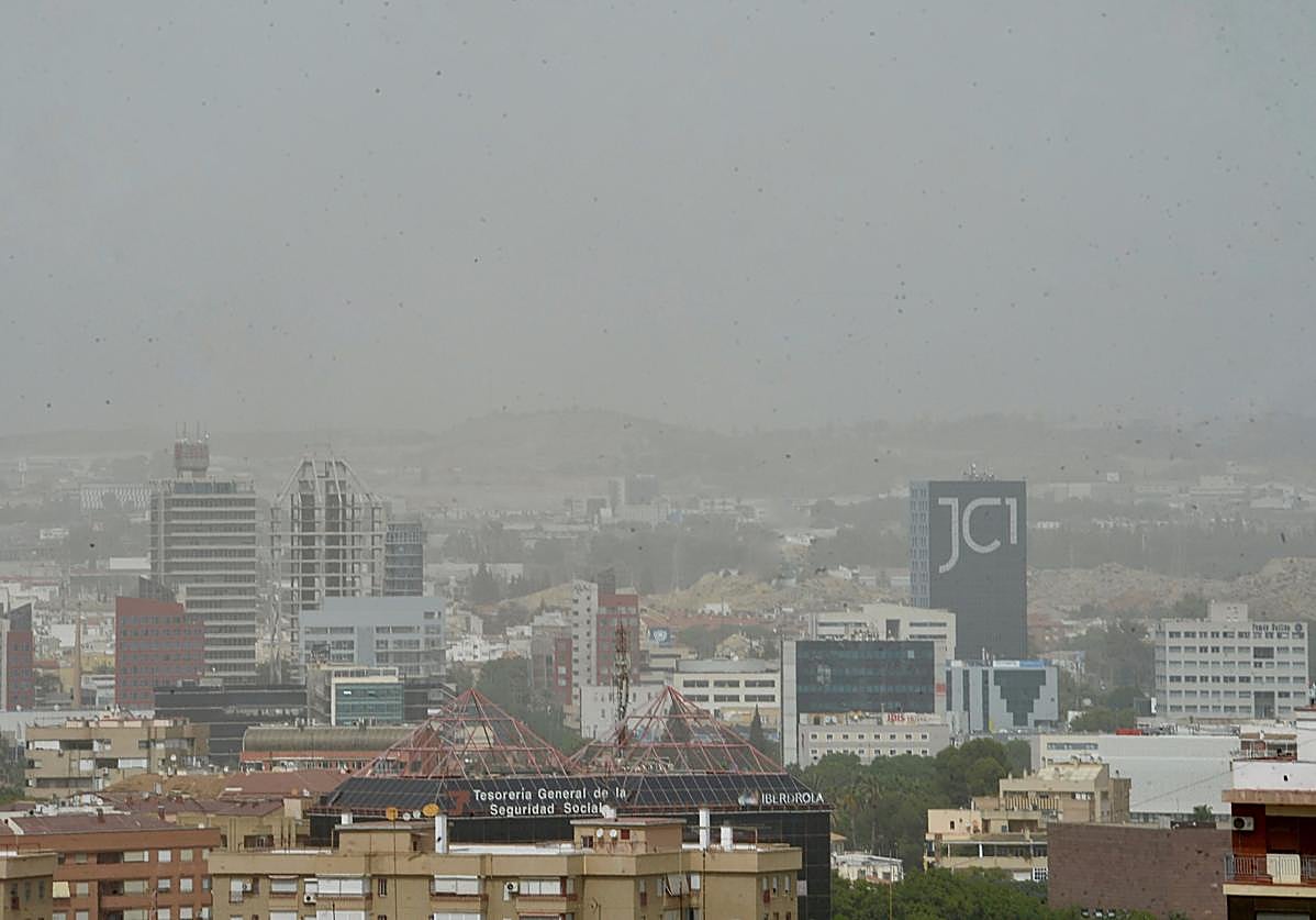 Vista panorámica de la ciudad de Murcia, este martes, invadida por la nube de polvo sahariano en suspensión por tercera jornada consecutiva.