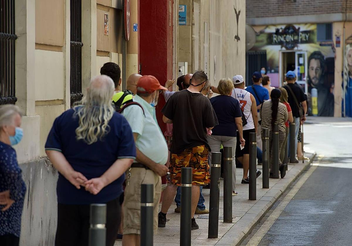 Varias personas hacen cola para recoger comida en Jesús Abandonado en una imagen de archivo.