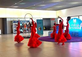 Uno de los espectáculos orgnaizados para este martes en el aeropuerto de Corvera.