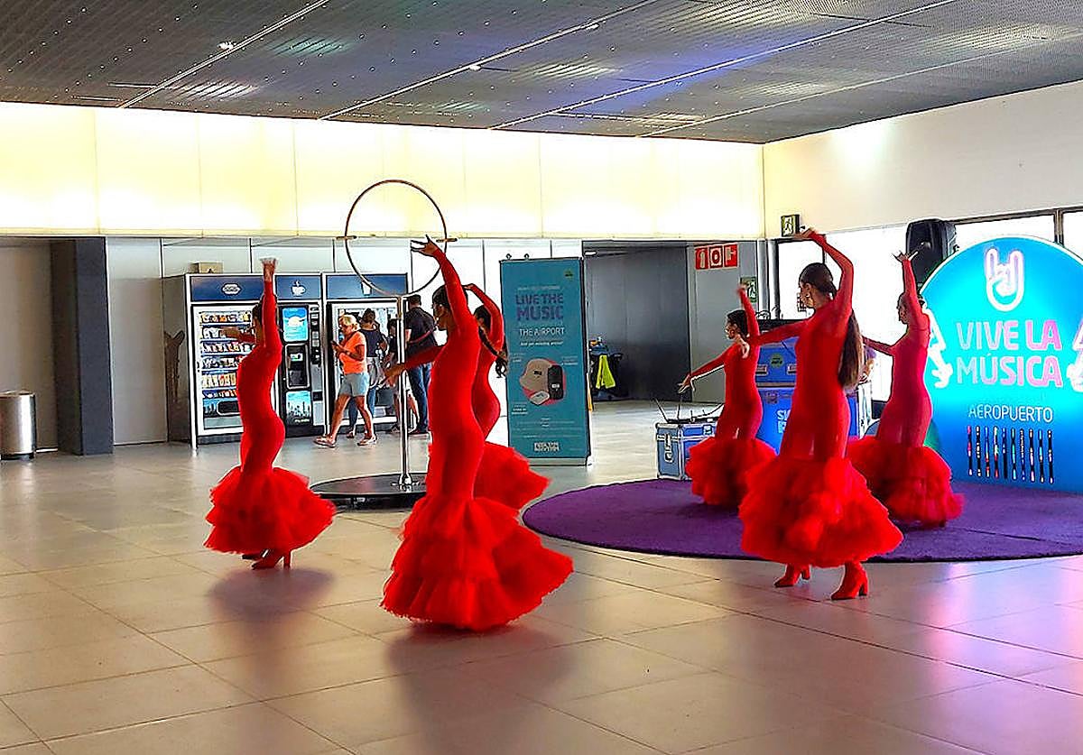 Uno de los espectáculos orgnaizados para este martes en el aeropuerto de Corvera.