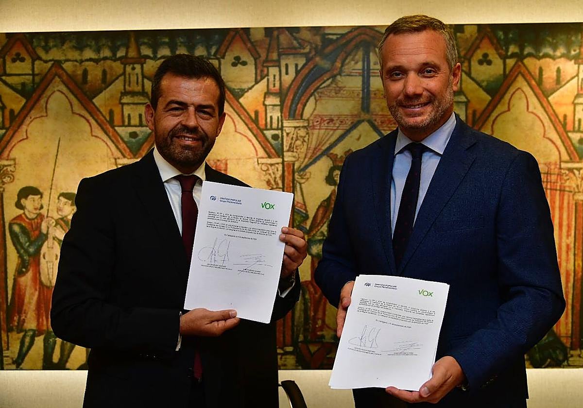 Rubén Martínez y Joaquín Segado, tras firmar el acuerdo programático.