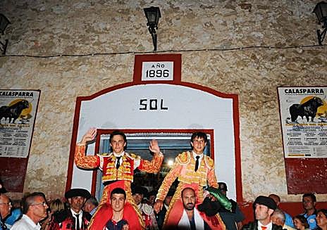 Imagen secundaria 1 - Alfonso Romero en un desplante. Puerta grande de Filiberto y Roca Rey, en su etapa de novillero. Canito, decano de los fotógrafos taurinos de España.