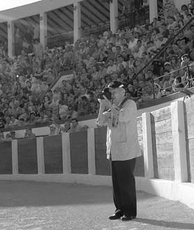Imagen secundaria 2 - Alfonso Romero en un desplante. Puerta grande de Filiberto y Roca Rey, en su etapa de novillero. Canito, decano de los fotógrafos taurinos de España.