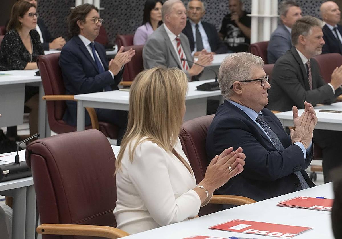 José Vélez, a la derecha, aplaude este miércoles en la primera sesión del debate de investidura.