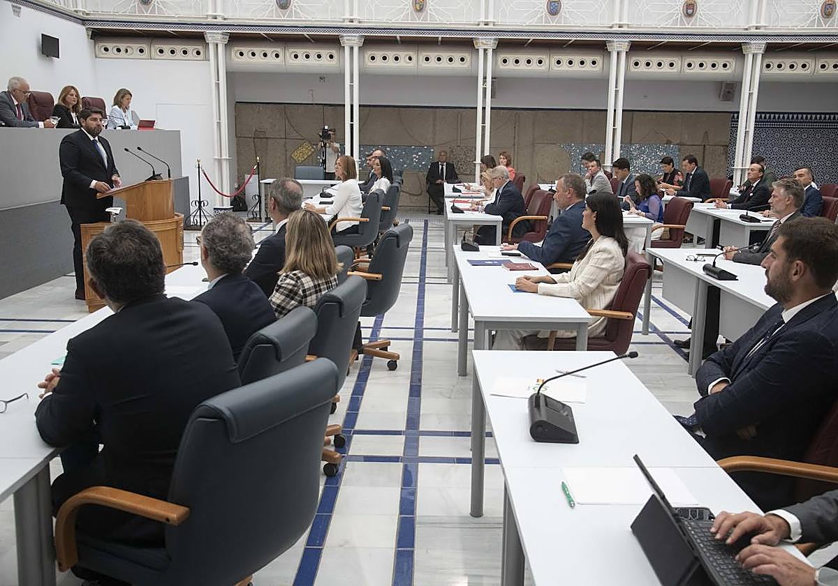 Los diputados escuchan la intervención de Fernando López Miras, este miércoles en la Asamblea Regional.