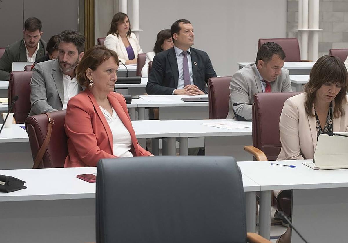 María Marín (izq), este miércoles durante la intervención de López Miras en la Asamblea.