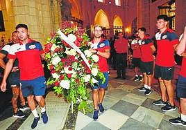 Los capitanes Juanjo Angosto y Felipe Valerio, en la ofrenda.