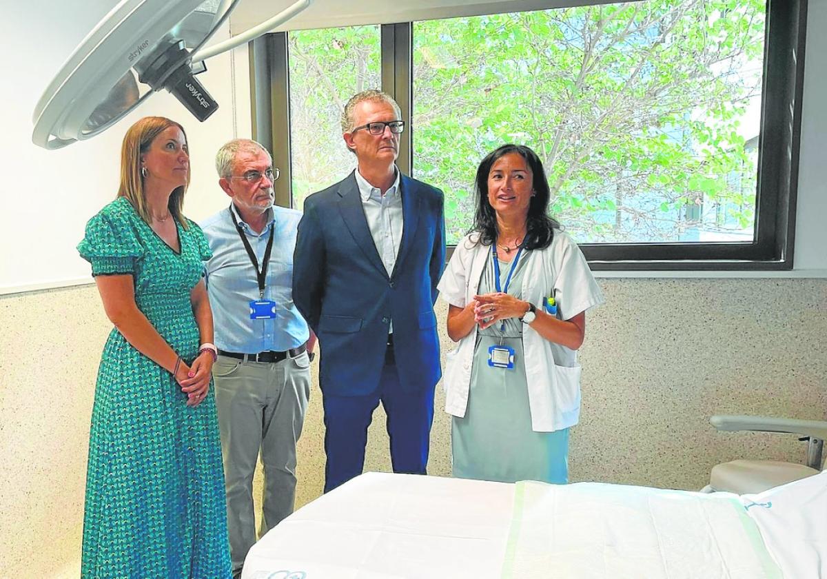 La directora general de Asistencia Sanitaria (izquierda), Isabel Ayala, y el consejero de Salud, Juan José Pedreño (en el centro), durante una visita al Hospital Los Arcos, este verano.