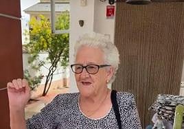 Una escena en la que la mujer celebra que va al cine.