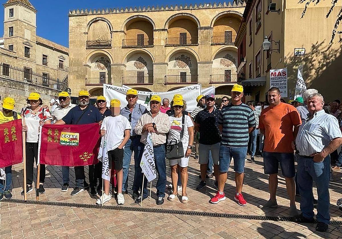 Agricultores murcianos, ayer, durante la manifestación en Córdoba.