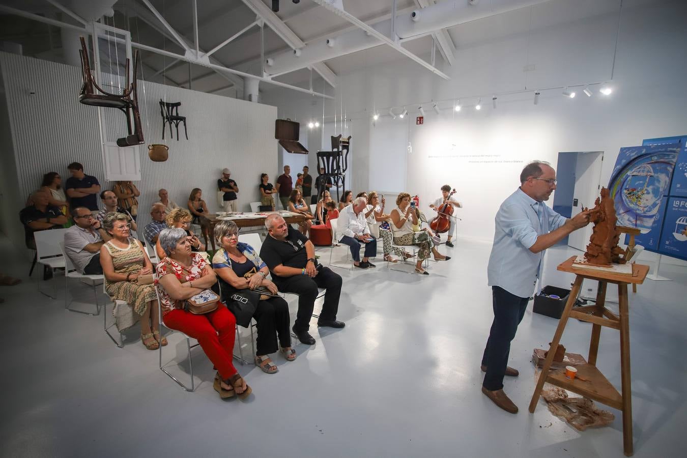 El escultor Juan José Quirós modela una figura de barro, ayer, en la Cárcel Vieja.