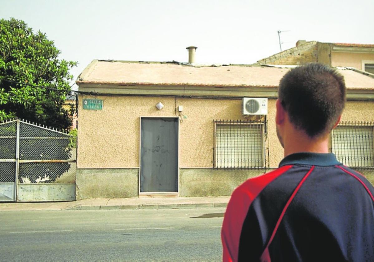 Chapa metálica colocada en una casa de El Siscar este lunes.