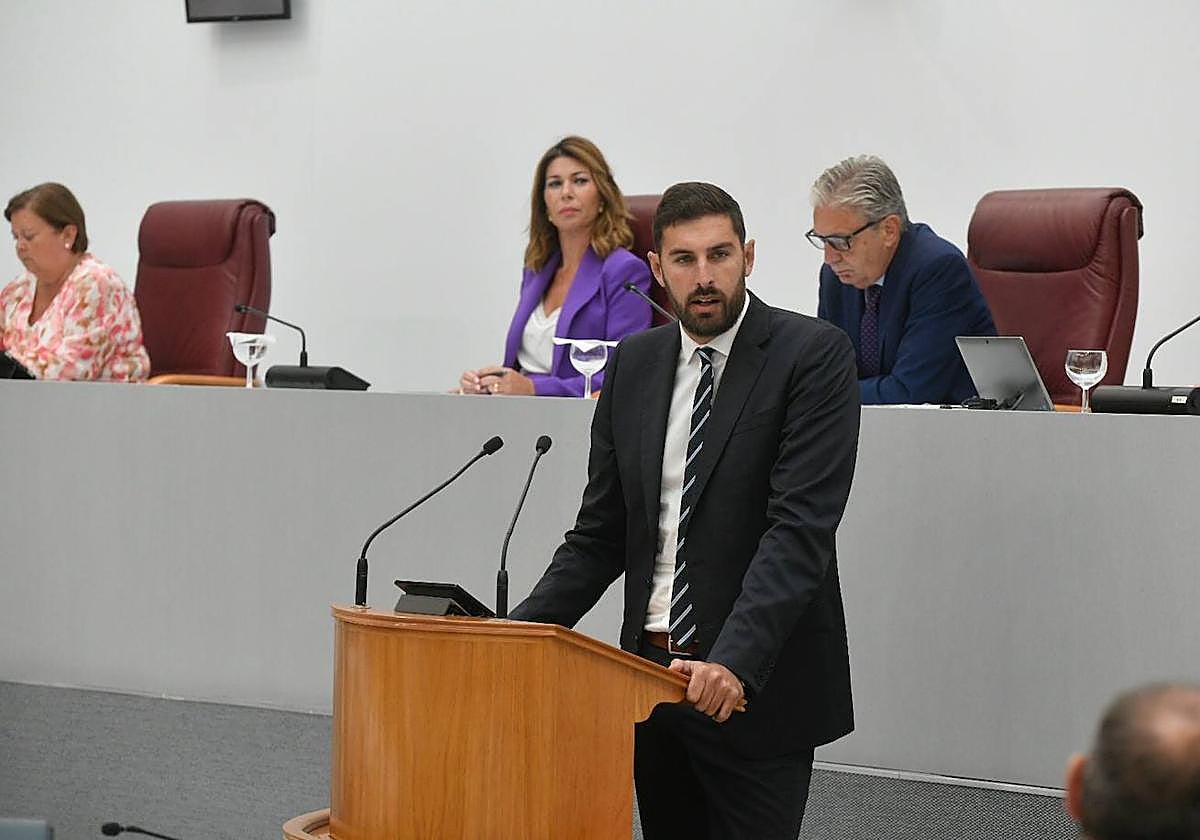 José Ángel Antelo durante su intervención en la segunda sesión del debate de investidura de López Miras, este jueves.
