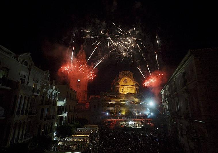 Un momento de la representación, este jueves, con la fachada de la Catedral de Murcia como escenario.