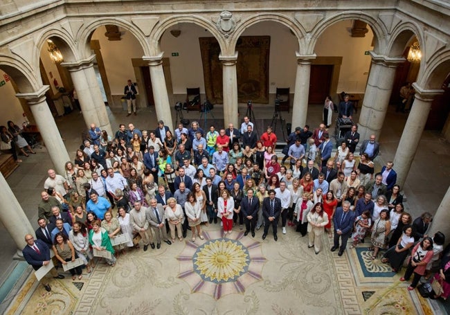 Los profesionales del equipo 'START', este jueves en el Ministerio de Asuntos Exteriores, en Madrid, con el ministro Albares.