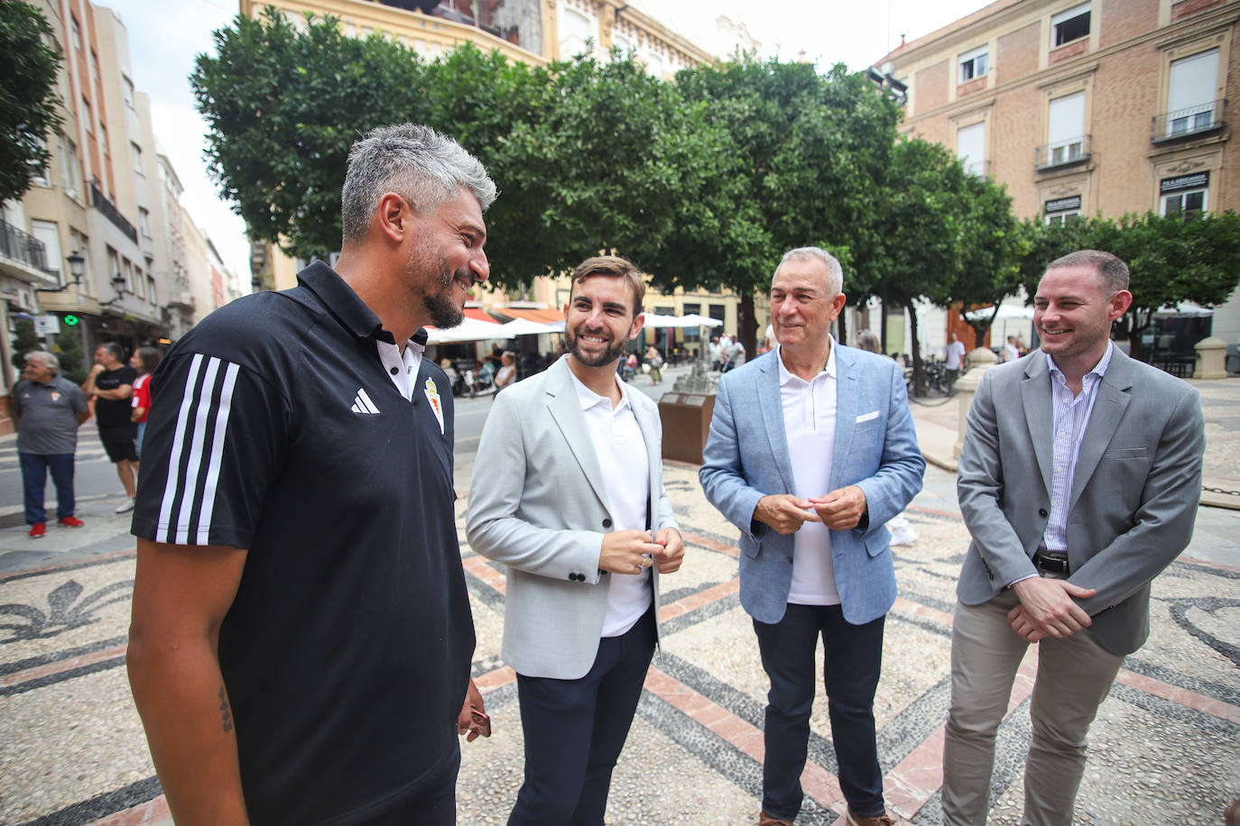 Tradicional ofrenda floral del Real Murcia en la Catedral