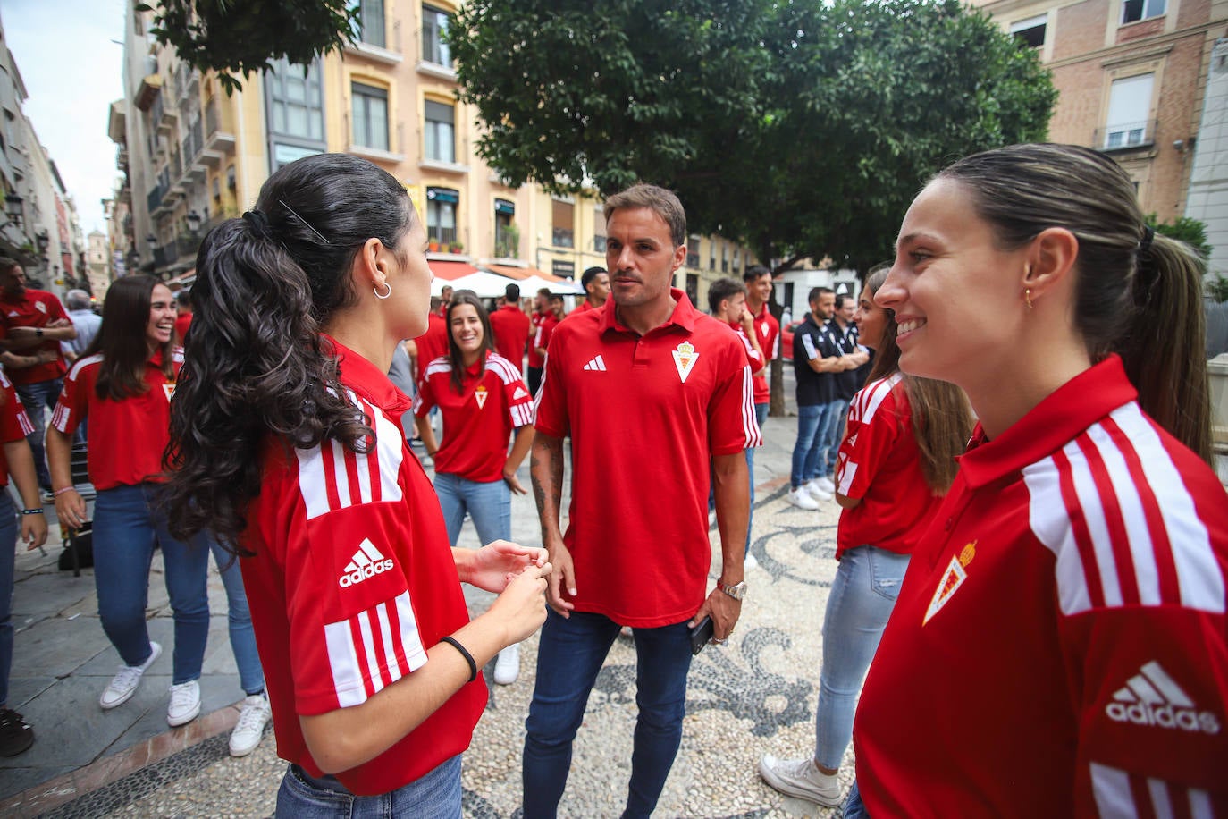 Tradicional ofrenda floral del Real Murcia en la Catedral