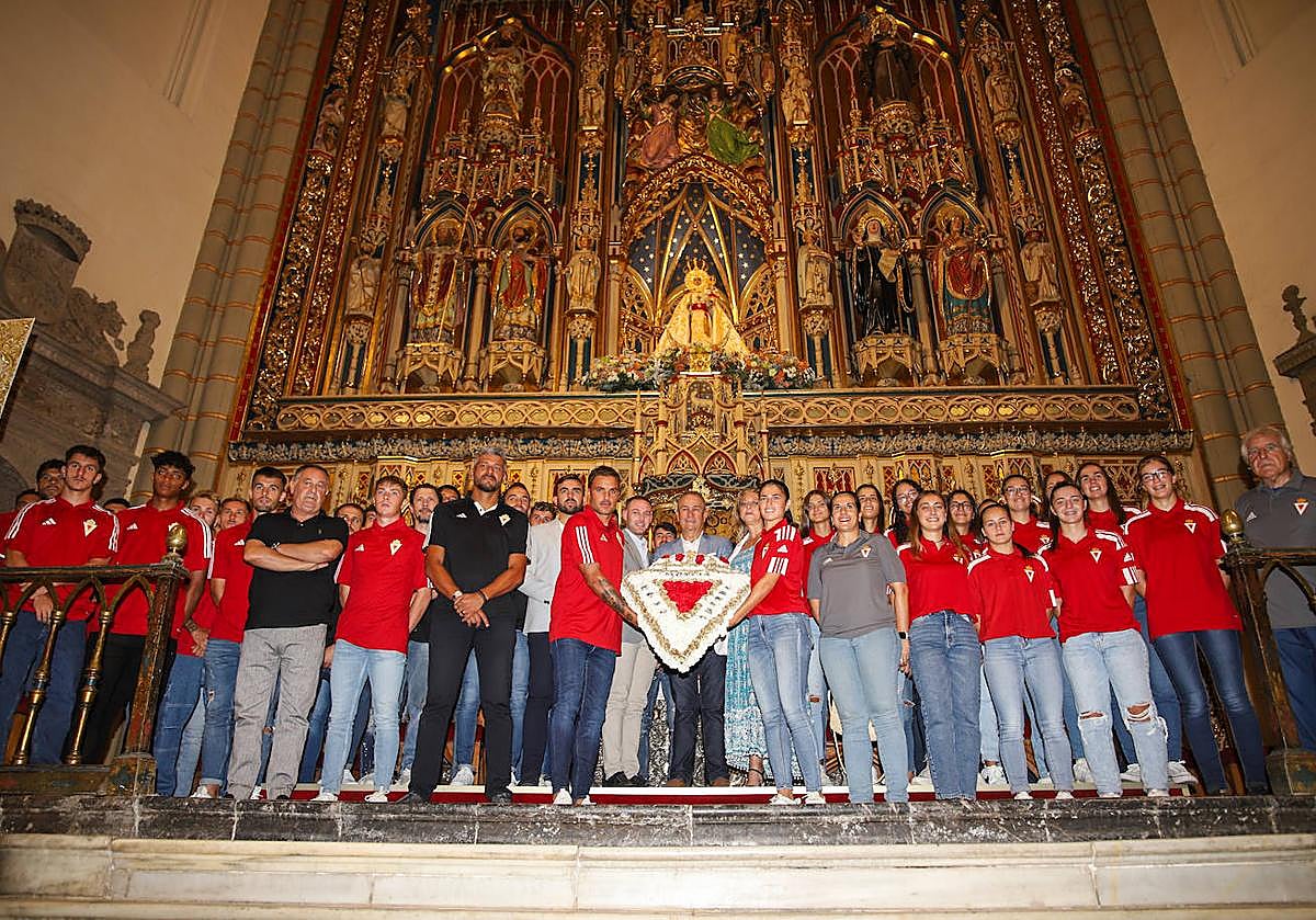 Tradicional ofrenda floral del Real Murcia en la Catedral