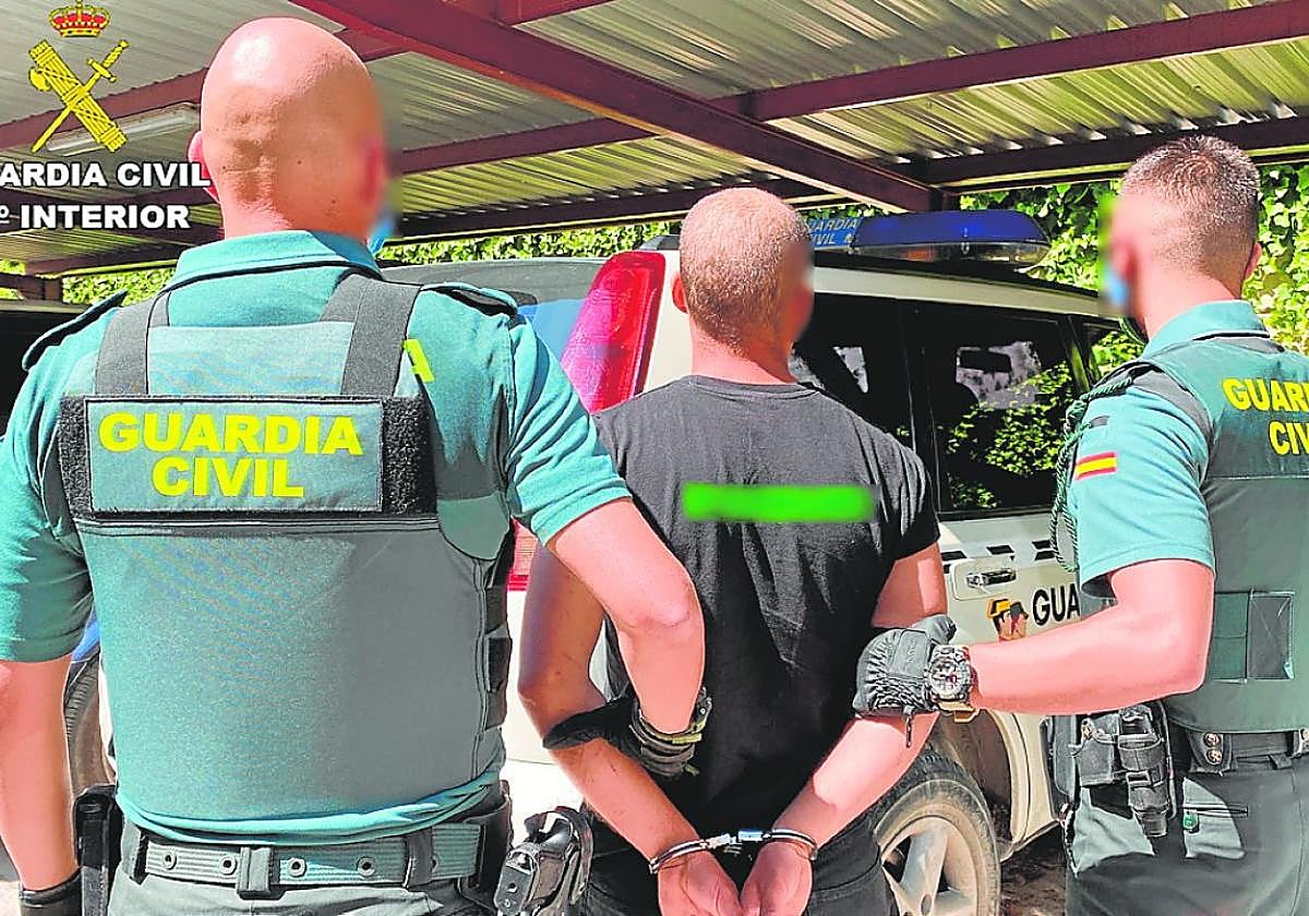 Agentes de la Benemérita trasladan a un menor detenido en Cieza por varios atracos.