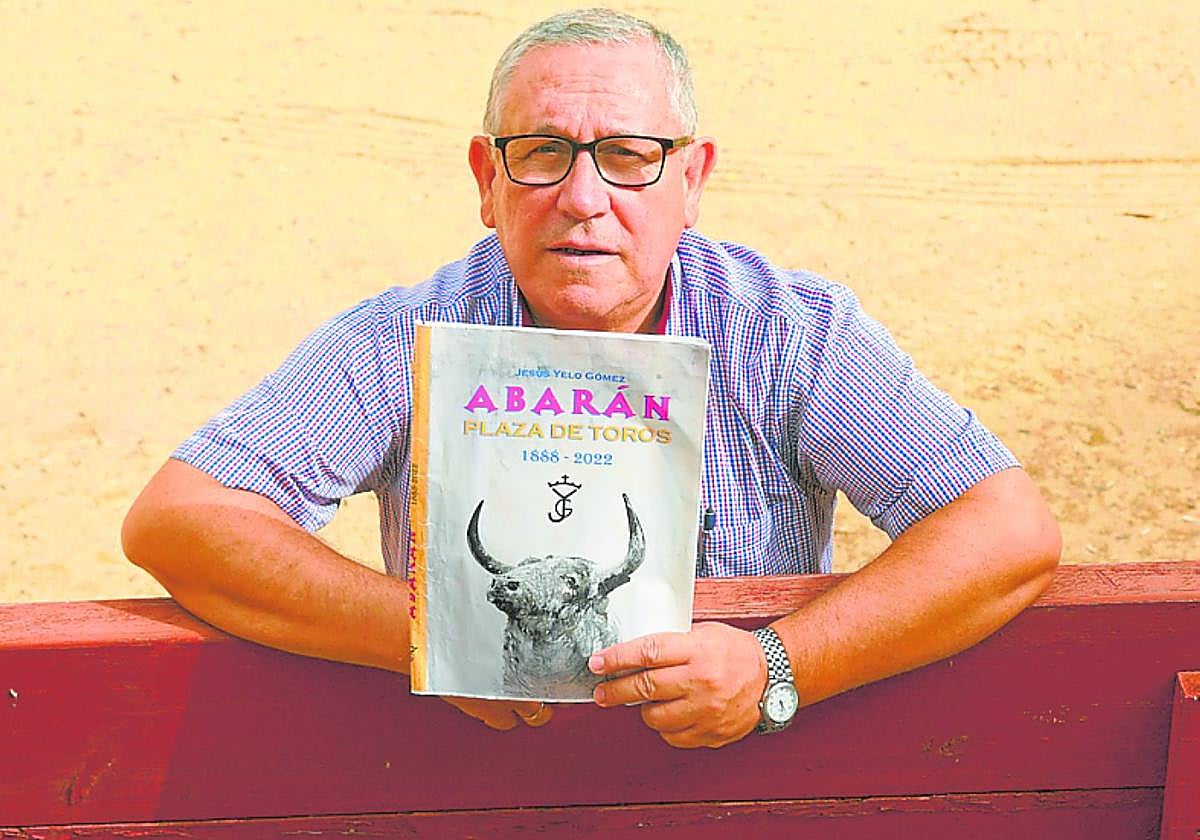 Jesús Yelo posa junto a su libro en la plaza de toros de Abarán.