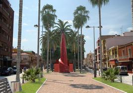 Plaza del barrio oriolano de Capuchinos con el monumento al Oriol.