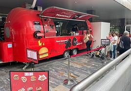 Imagen del 'food truck' Goxo de Dabiz Muñoz en su parada en Murcia.