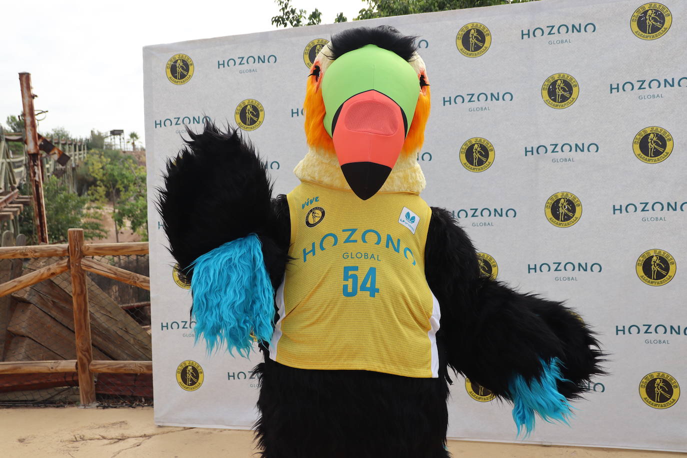 La mascota del hozono Global Jairis, Iris durante su presentación.